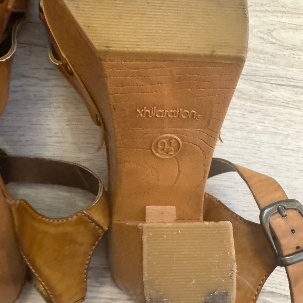 Women's Tan Platform Sandals - Picture 7 of 7